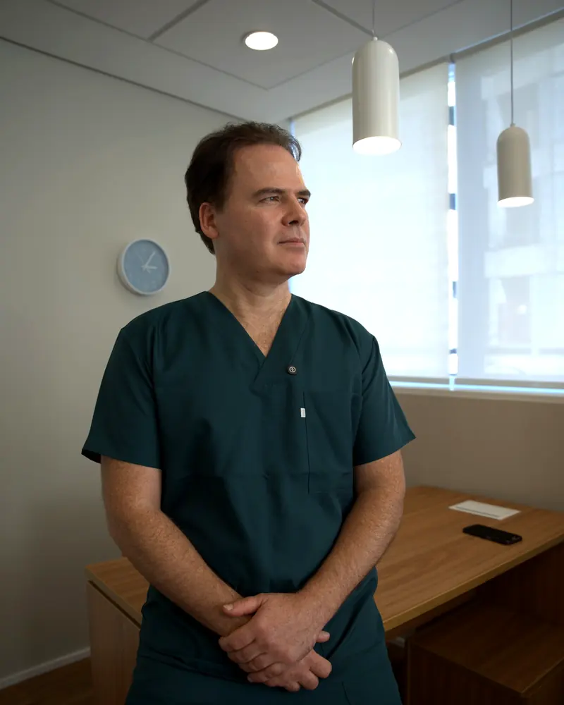 Dr. Márcio Hagel no consultório de transplante capilar